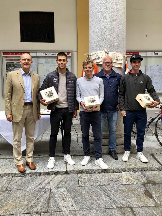 Filippo Colombo awarded by Roberto Badaracco at the Municipality of Lugano with Joël Roth (European champion U23) and Roman Holzer (European juniores 3rd place) - 260921 