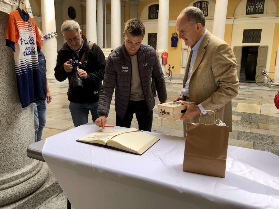 Filippo Colombo signs the Golden Book at the Municipality of Lugano 260921 